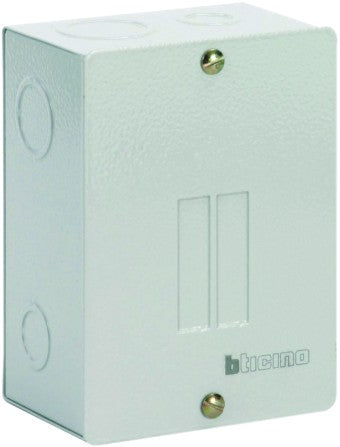 1720 Centro de carga sobreponer 2 circuitos 50a btn/2sn Btplug Bticino